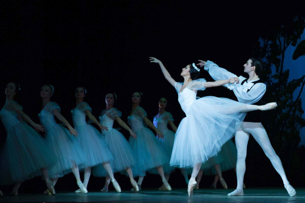 El ballet La Sílfide fue creado por Jean Schneitzhoeffer en 1832 con coreografía de Filippo Taglioni. Se basa en el libreto de Nourrit(a partir de un cuento de Nodier).
